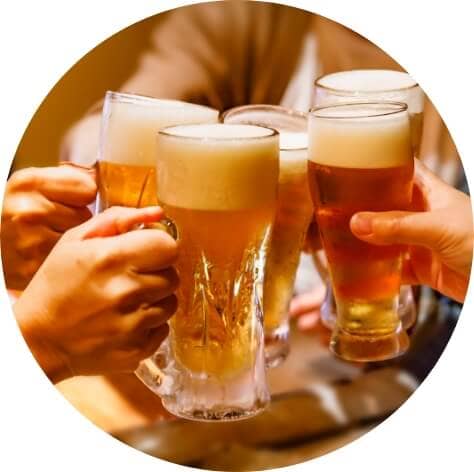 マルト水谷の速達生で乾杯しているシーン