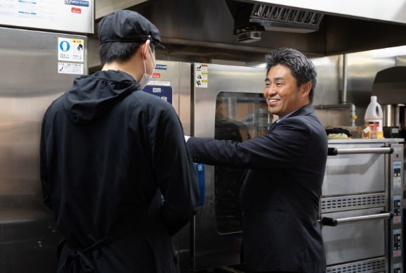 飲食店にビールの取り扱いを指導しているマルト水谷の営業員