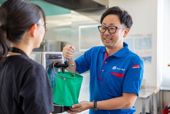 ビールサーバ－の洗浄管理を指導しているマルト水谷の営業員