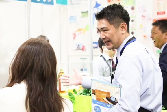 フードナビで展示の説明をしているマルト水谷の営業員