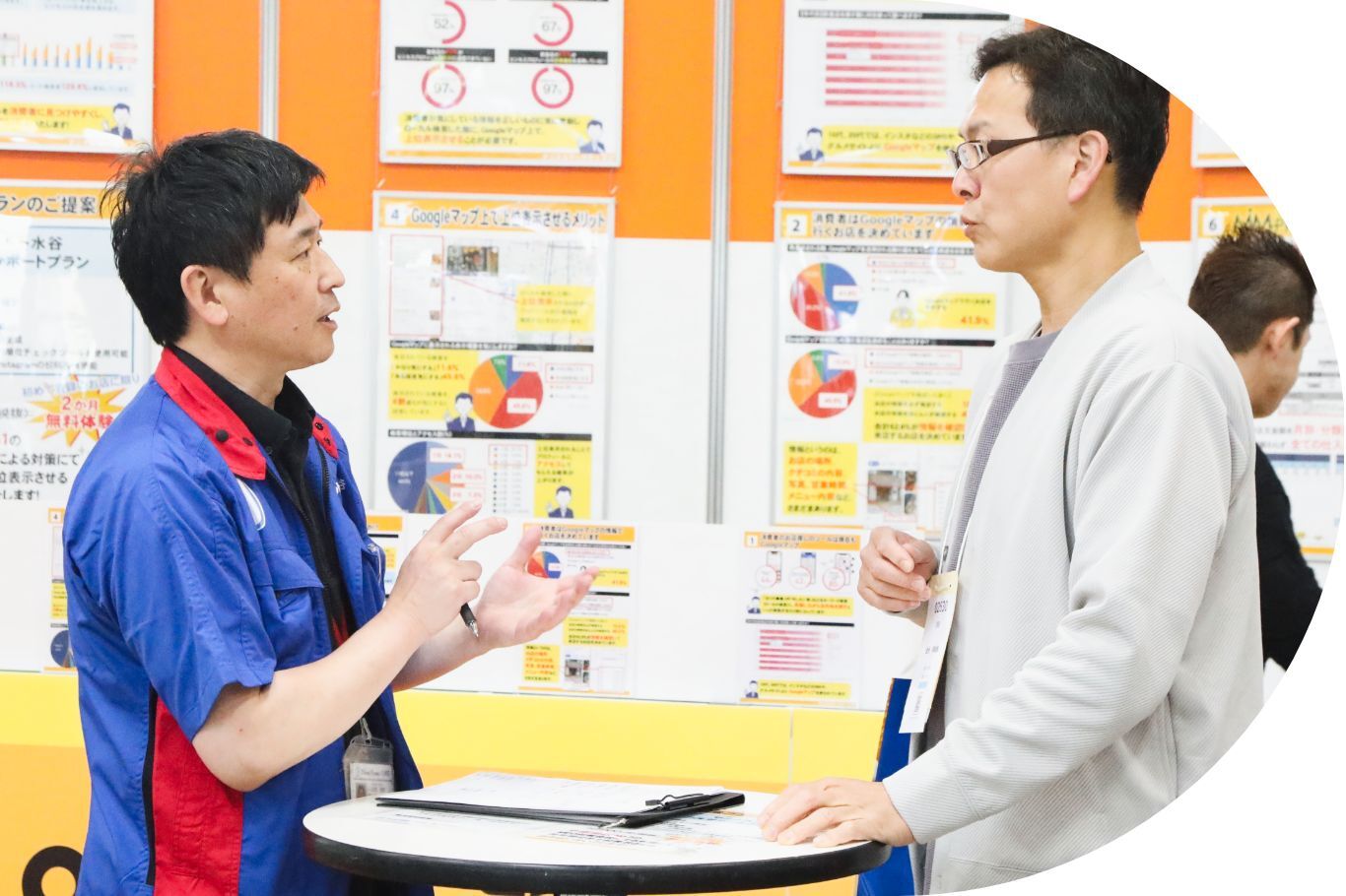 フードナビでDXの提案をしているマルト水谷の営業員