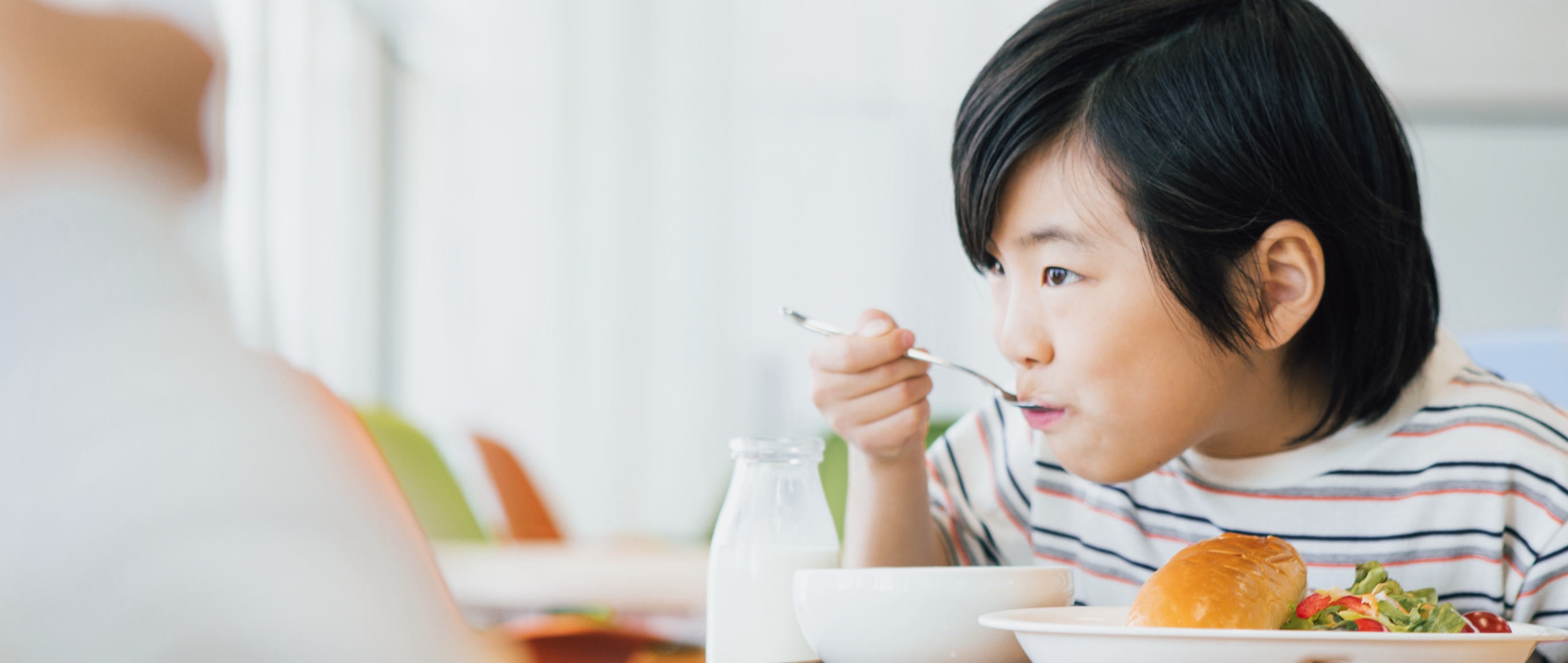 男の子が美味しそうに食事をしている写真